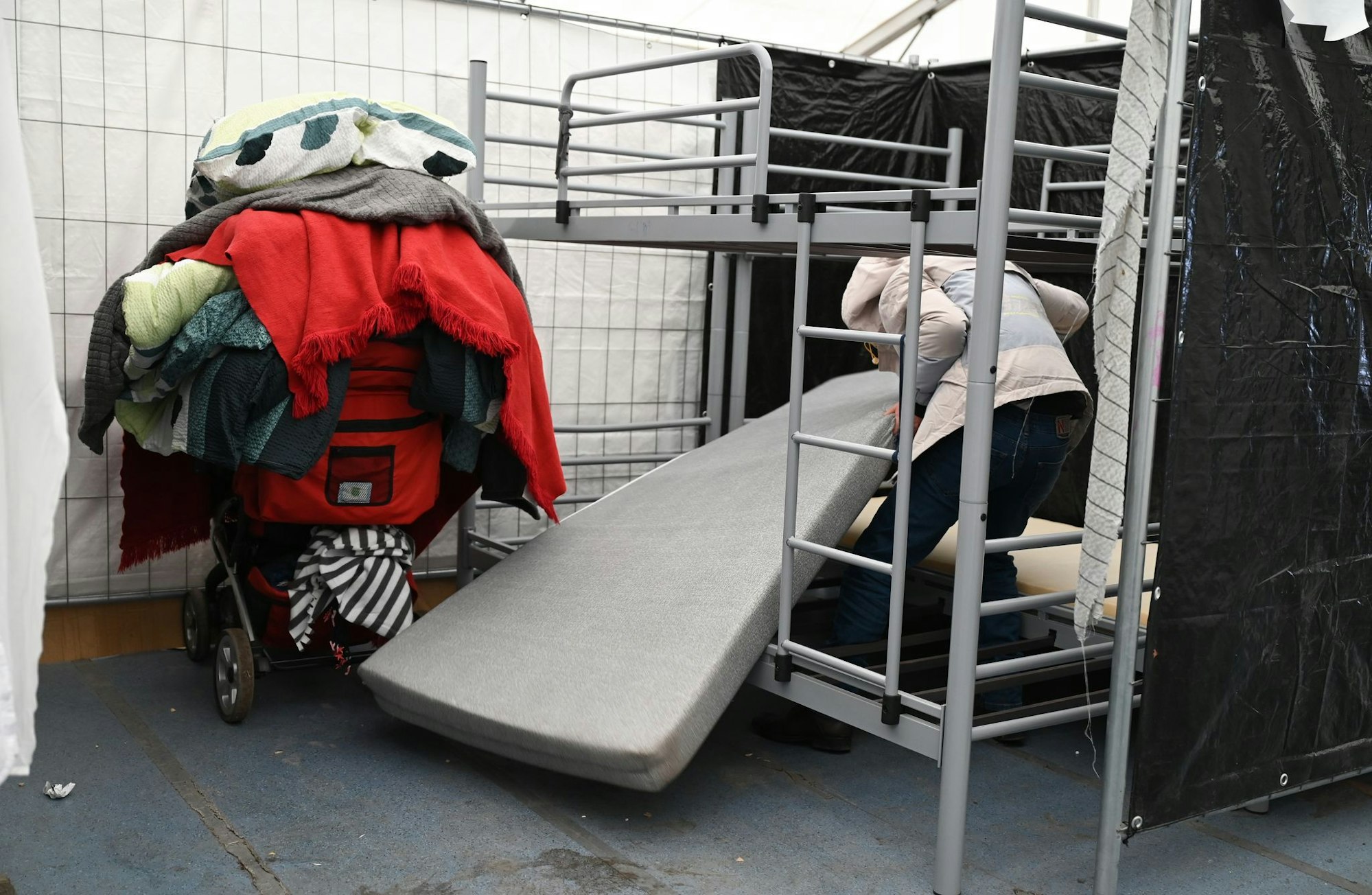 In den Zeiten der größten Überlastung wurden mancherorts Geflüchtete in Sporthallen einquartiert. (Archivbild)