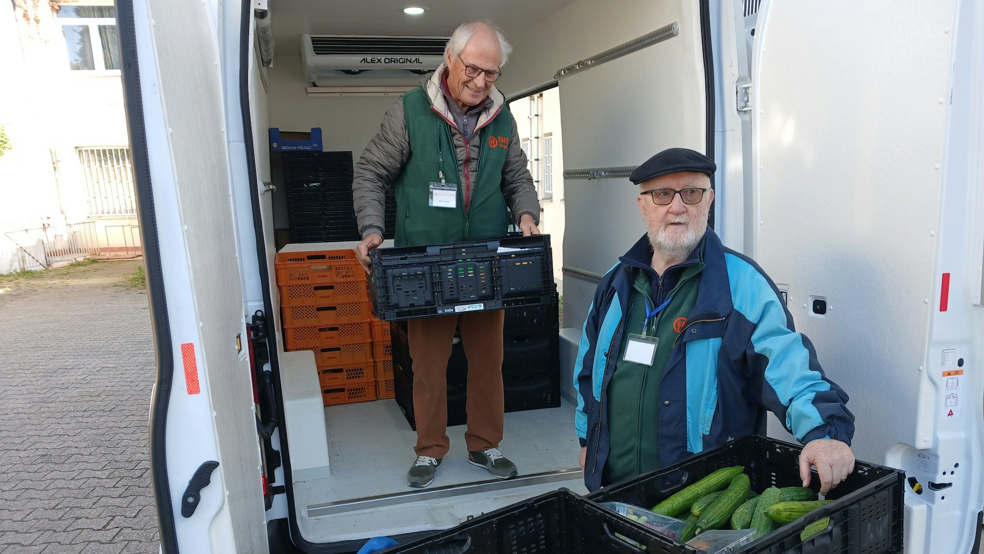 Das Foto zeigt Männer beim Entladen eines Transporters.