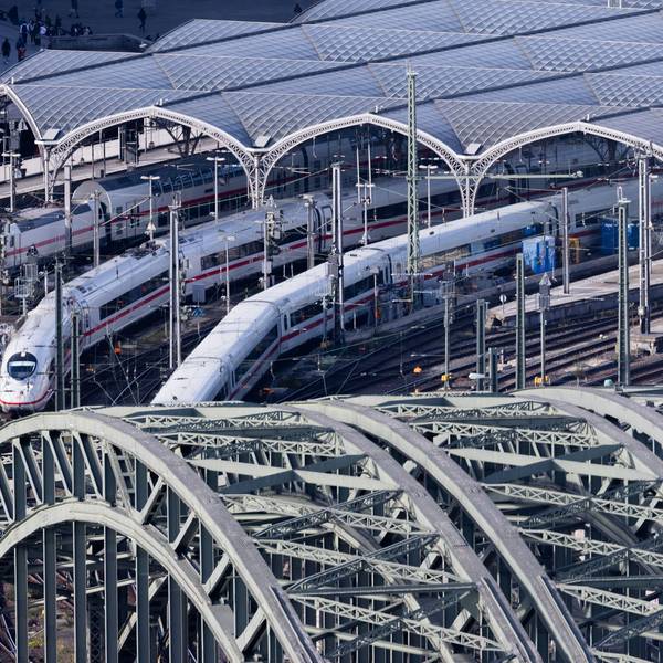 Fernzüge der Deutschen Bahn verlassen den Kölner Hauptbahnhof über die Hohenzollernbrücke. Die Deutsche Bahn sucht nach den folgenschweren Software-Problemen nach einem Termin für die nötige zweite Sperrung des Bahnhofs. Foto: dpa