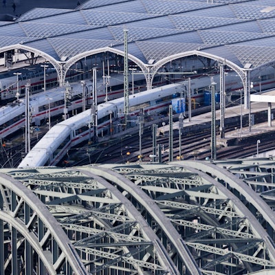 Fernzüge der Deutschen Bahn verlassen den Kölner Hauptbahnhof über die Hohenzollernbrücke. Die Deutsche Bahn sucht nach den folgenschweren Software-Problemen nach einem Termin für die nötige zweite Sperrung des Bahnhofs. Foto: dpa
