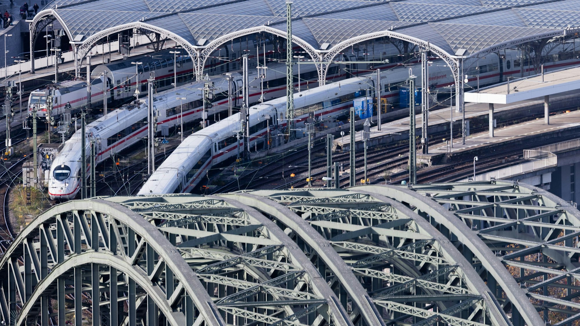 Fernzüge der Deutschen Bahn verlassen den Kölner Hauptbahnhof über die Hohenzollernbrücke. Die Deutsche Bahn sucht nach den folgenschweren Software-Problemen nach einem Termin für die nötige zweite Sperrung des Bahnhofs. Foto: dpa