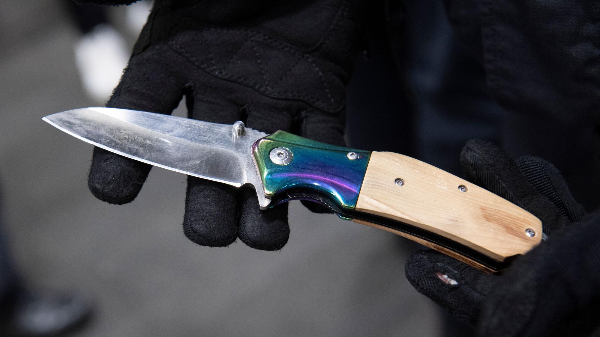 ARCHIV - 28.07.2023, Berlin: Ein polizeilich sichergestelltes Messer. (zu dpa: «Striktes Messerverbot auf Weihnachtsmärkten») Foto: Paul Zinken/dpa +++ dpa-Bildfunk +++