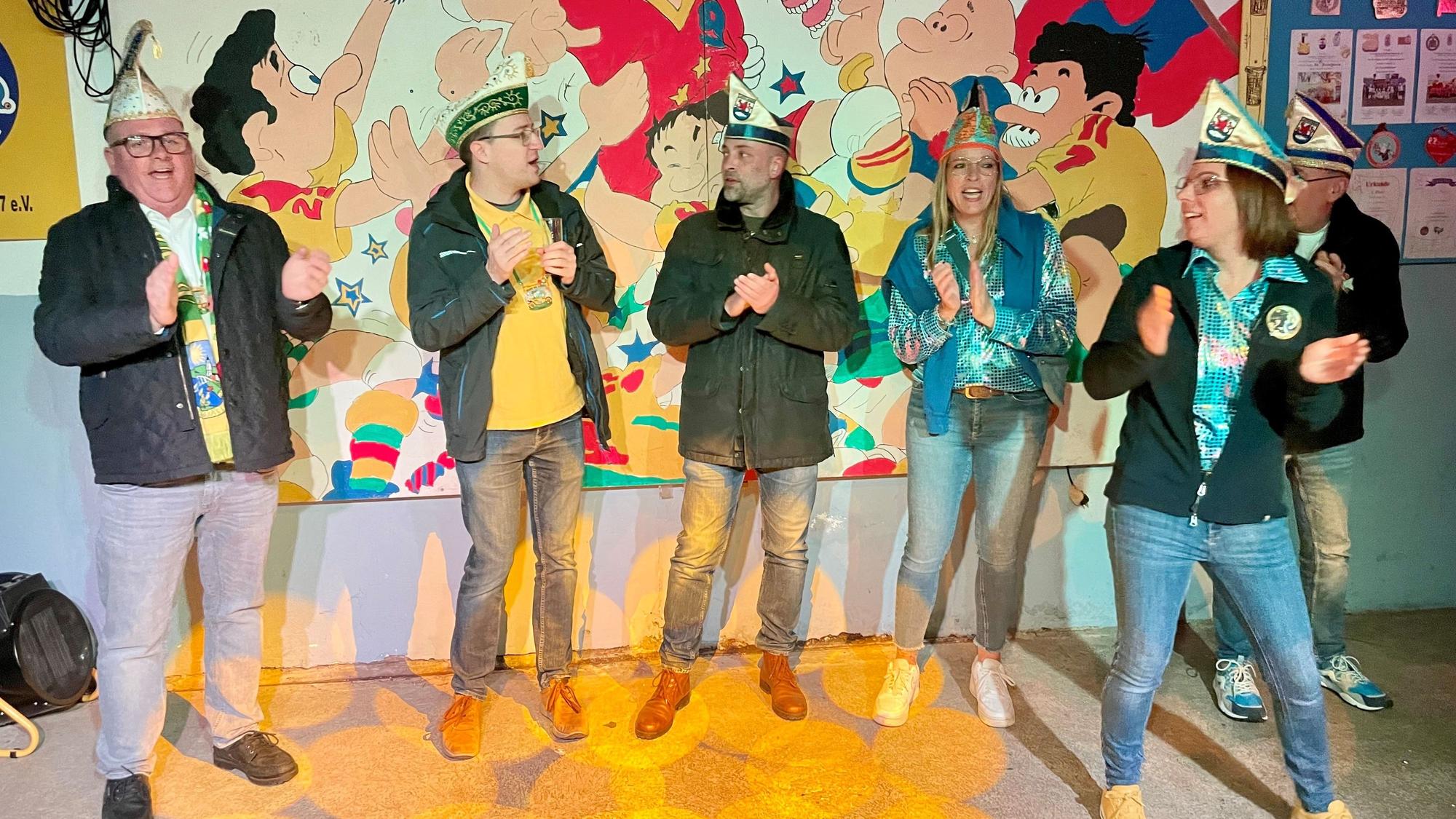 Die designierte Prinzessin Nadine Schulze (rechts im Vordergrund) stellte sich und ihr Gefolge den Jecken im Clubhaus der Handballfründe vor.