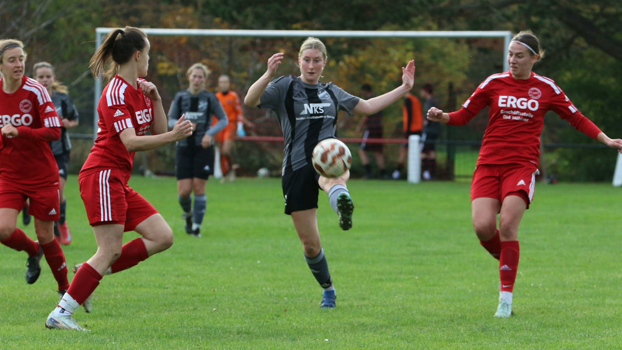 Anne Drehsen nimmt den Ball gekonnt an. Von links und rechts kommen Gegenspielerinnen aus Kornelimünster.