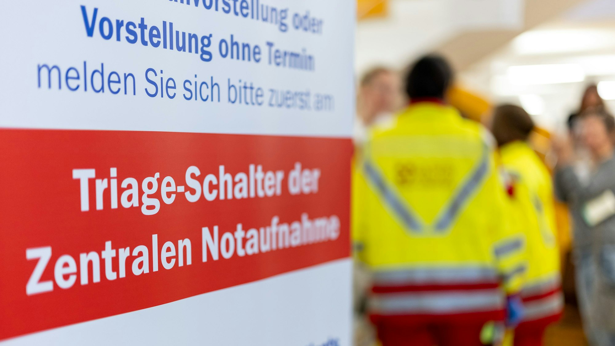 „Triage-Schalter der Zentralen Notaufnahme“ steht auf einem Banner bei einer Katastrophenschutzübung in einer Klinik in Bayern. Zur Triage gab es eine Entscheidung aus Karlsruhe.