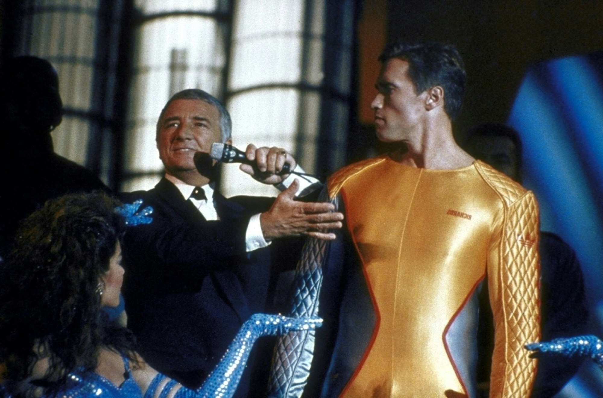 Fernsehen im fiktiven Jahre 2019: Eine Horde mordender Entertainer jagt in „Running Man“ den Gladiatoren Ben Richards (Arnold Schwarzenegger, rechts) - und am Bildschirm harren Millionen der Grausamkeiten, die geschehen mögen. (Bild: Intergroove Media)