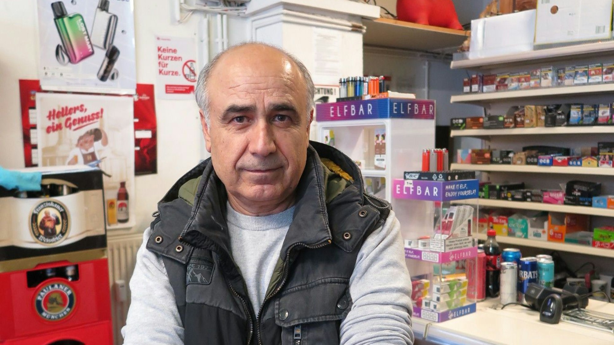 Das Bild zeigt Hasan Bicici, Kioskbetreiber im Zülpicher Viertel.