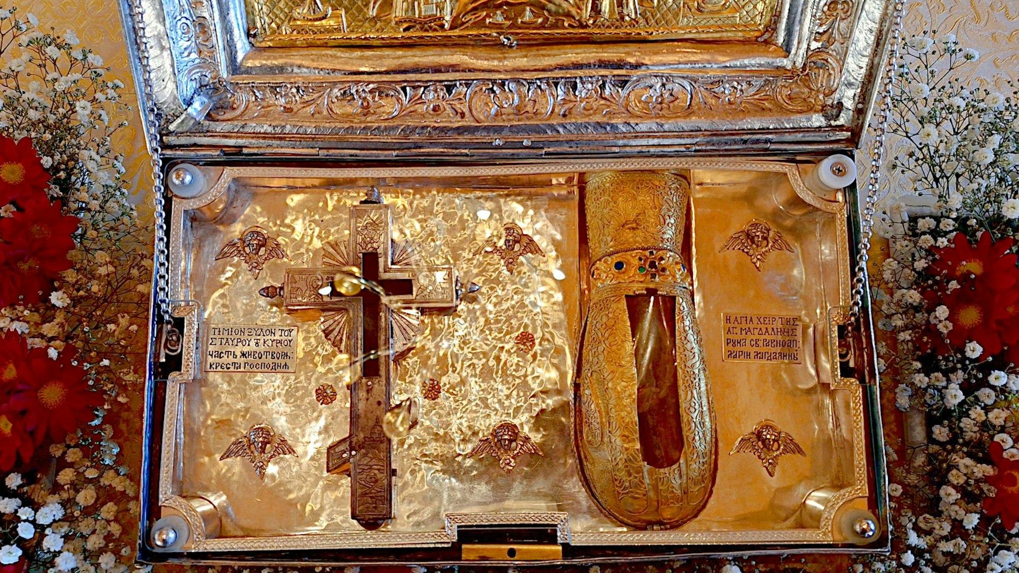 Der Deckel des Schreins, in dem die Reliquien ausgestellt sind, ist geöffnet.