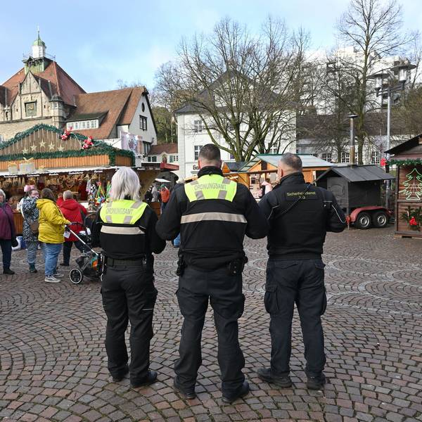 Das Foto zeigt Mitarbeiter des Ordnungsamtes auf dem Gladbacher Weihnachtsmarktes.