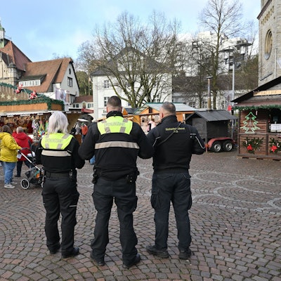 Das Foto zeigt Mitarbeiter des Ordnungsamtes auf dem Gladbacher Weihnachtsmarktes.