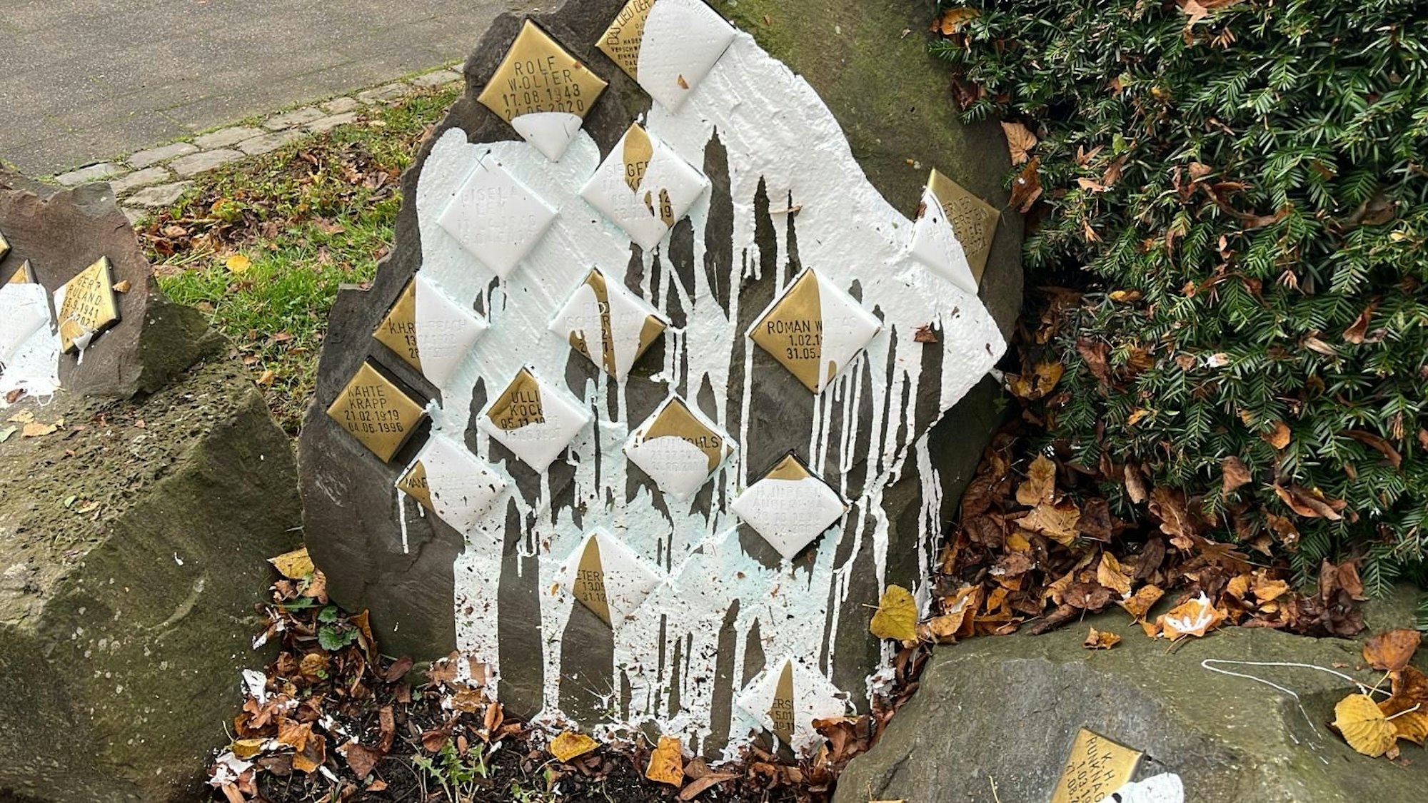 Unbekannte hatten die Schmunzelsteine mit weißer Farbe übergossen.