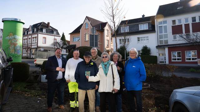 Bürgermeister Maurice Winter, Oliver Heidelberg, Baumspender Rudolf Warren und Mitglieder von Future for Leichlingen freuen sich über sechs neue Zierkirschen, die jetzt an verschiedenen Stellen im Stadtgebiet gepflanzt werden.