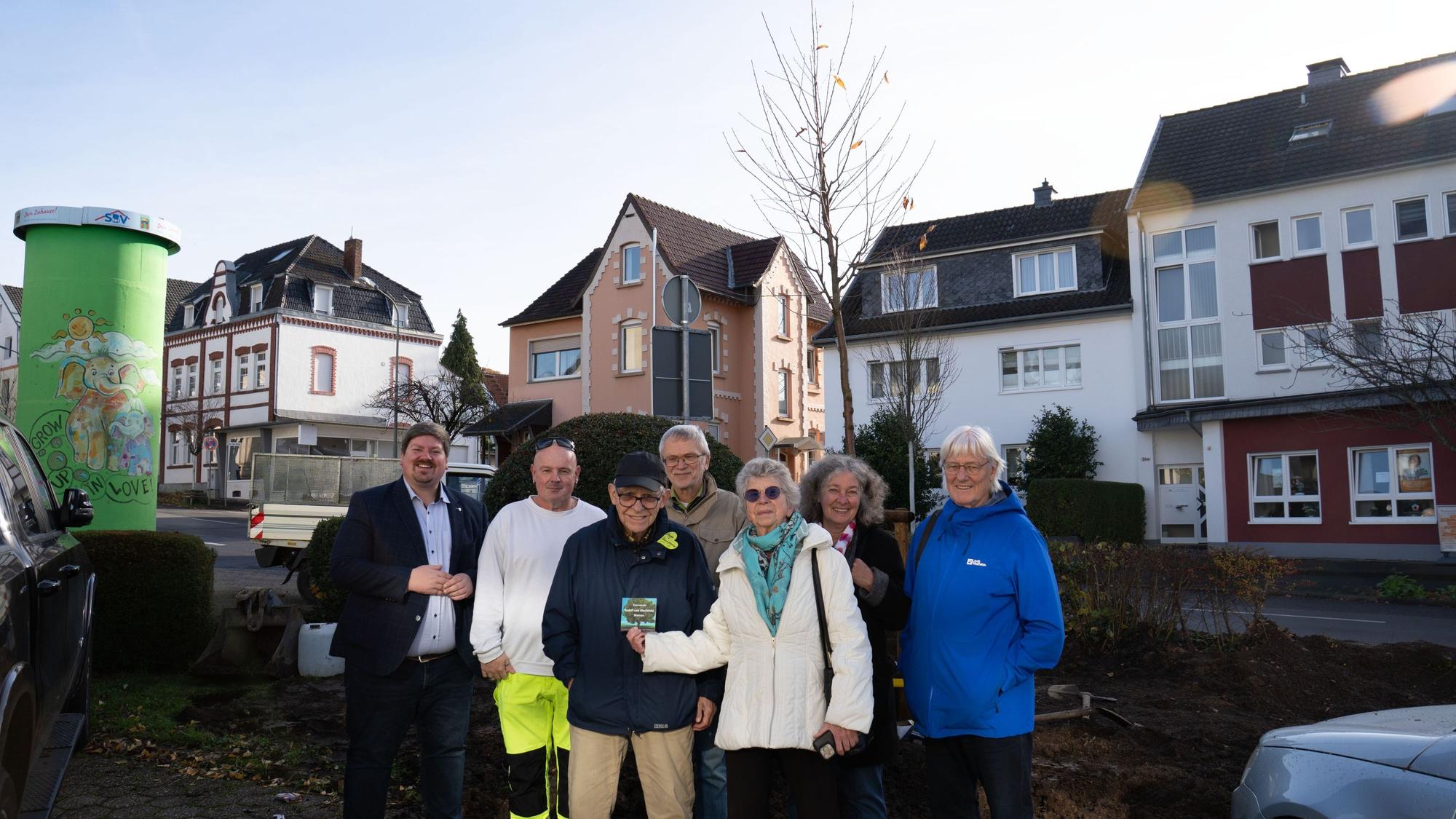 Bürgermeister Maurice Winter, Oliver Heidelberg, Baumspender Rudolf Warren und Mitglieder von Future for Leichlingen freuen sich über sechs neue Zierkirschen, die jetzt an verschiedenen Stellen im Stadtgebiet gepflanzt werden.