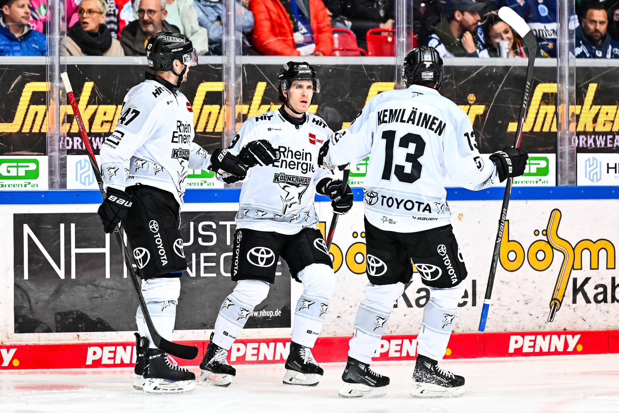 Valtreri Kemiläinen beim Jubel mit Teamkollege MacLeod bei den Kölner Haien.