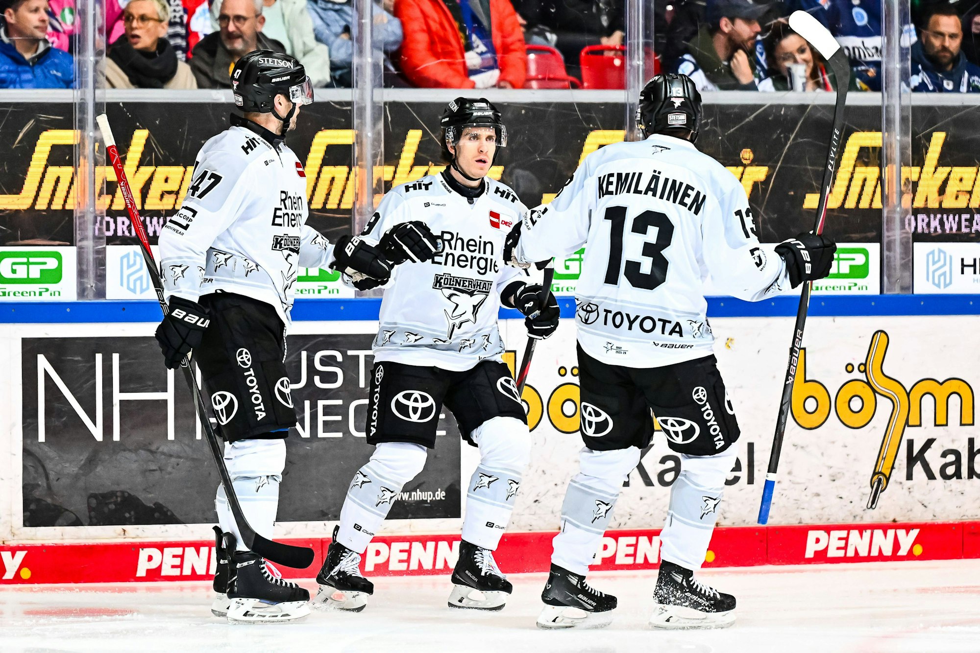 Valtreri Kemiläinen beim Jubel mit Teamkollege MacLeod bei den Kölner Haien.