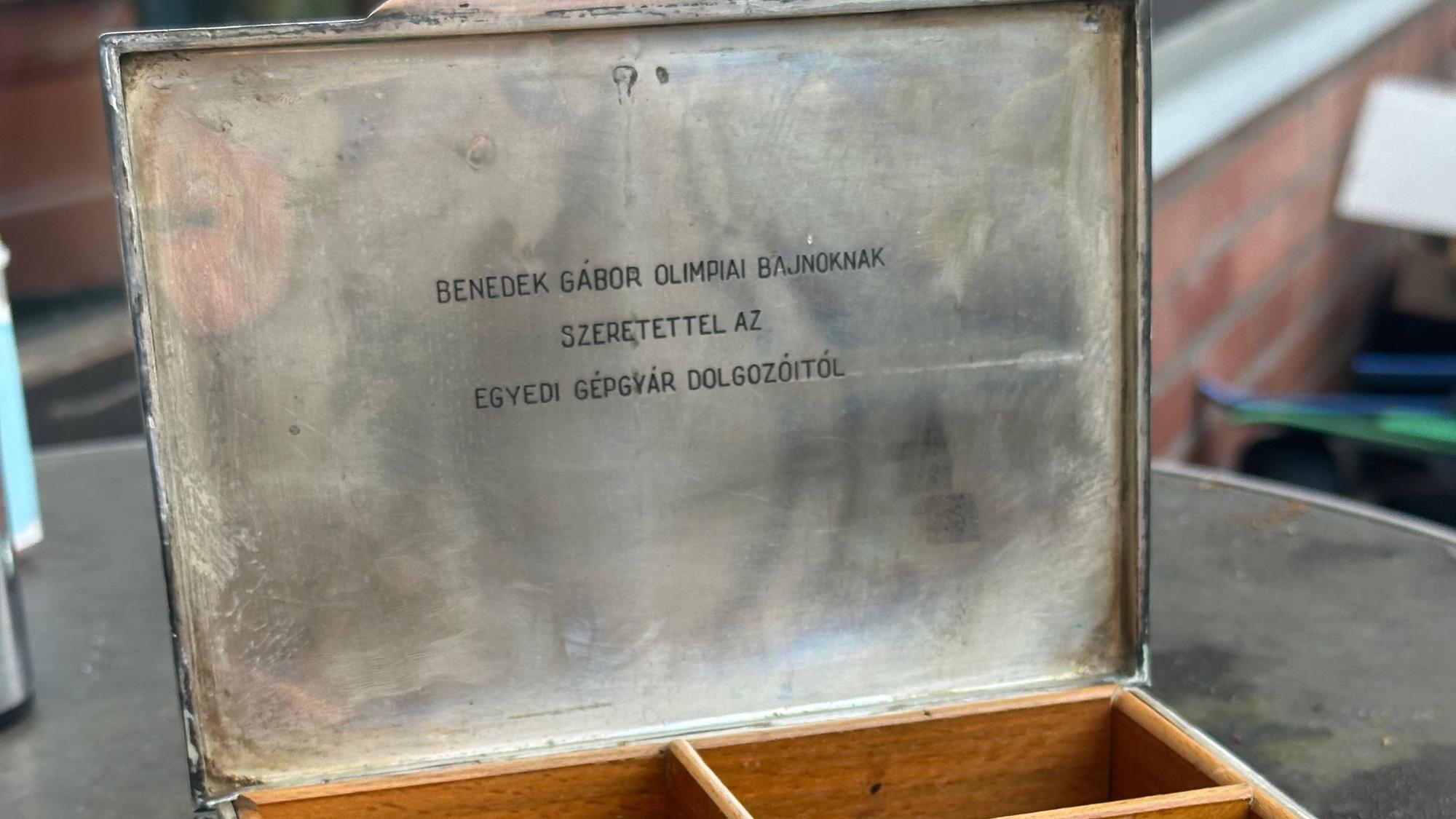 Silberkästchen mit Gravur bekam der Olympiasieger bei Besuchen in ungarischen Fabriken geschenkt.