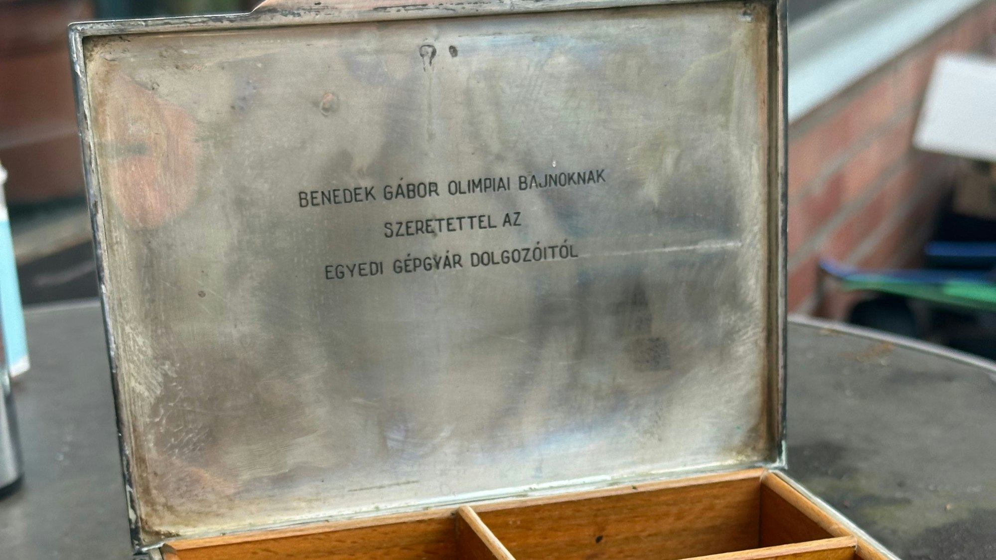 Silberkästchen mit Gravur bekam der Olympiasieger bei Besuchen in ungarischen Fabriken geschenkt.