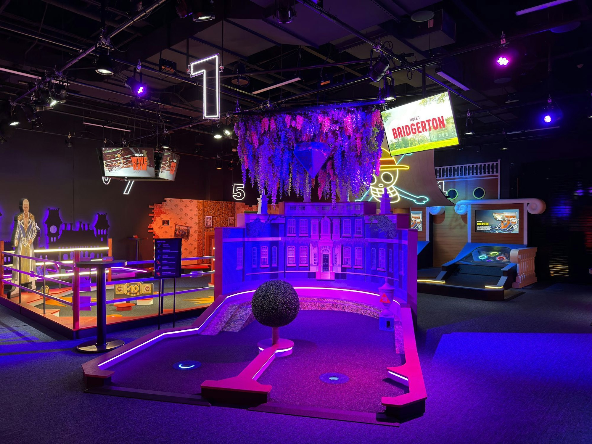 Die einzelnen Minigolf-Stationen haben als Thema Netflix-Serien wie etwa «Bridgerton».