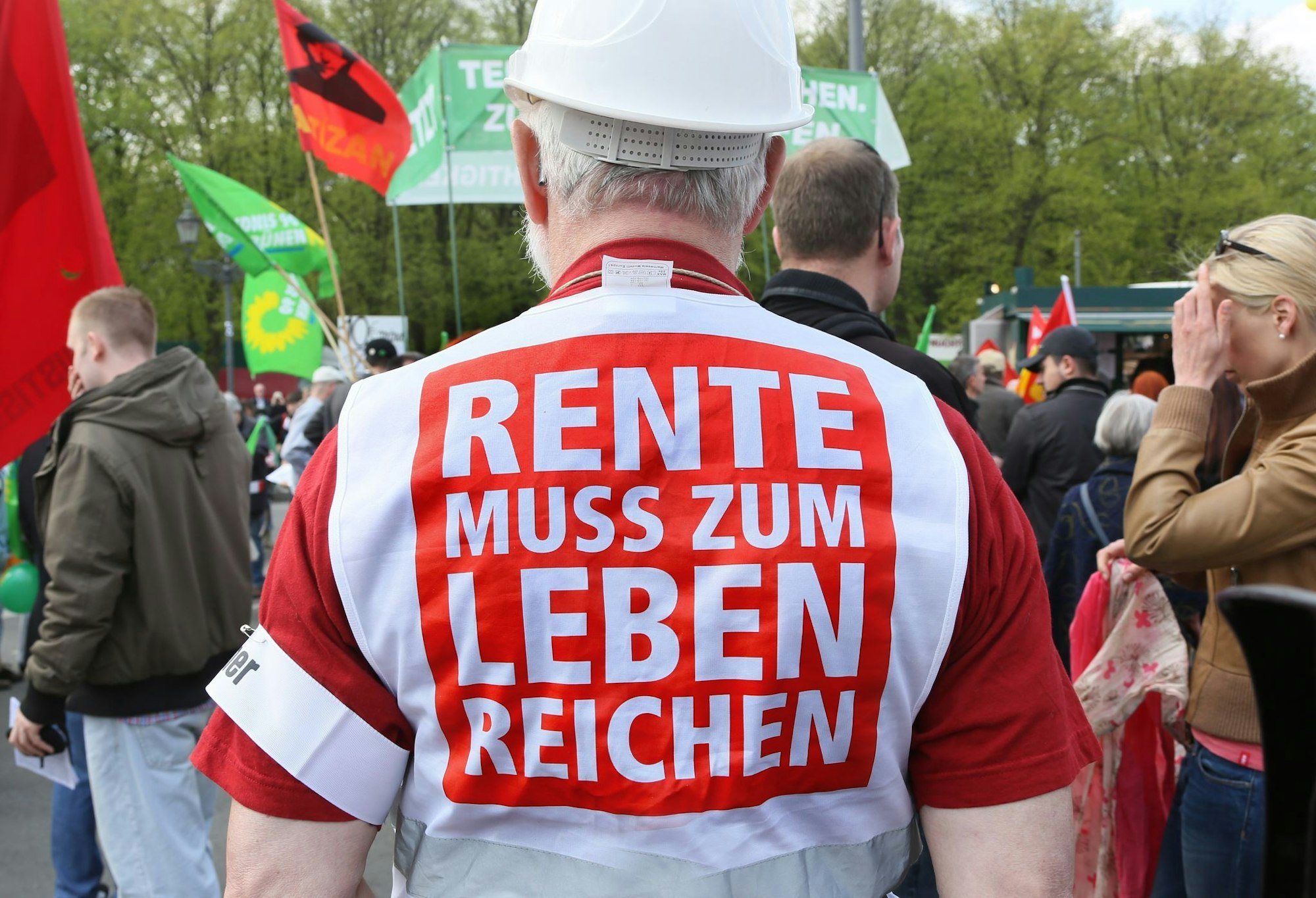Ein Demonstrant auf einer früheren DGB-Demo. (Archivbild)