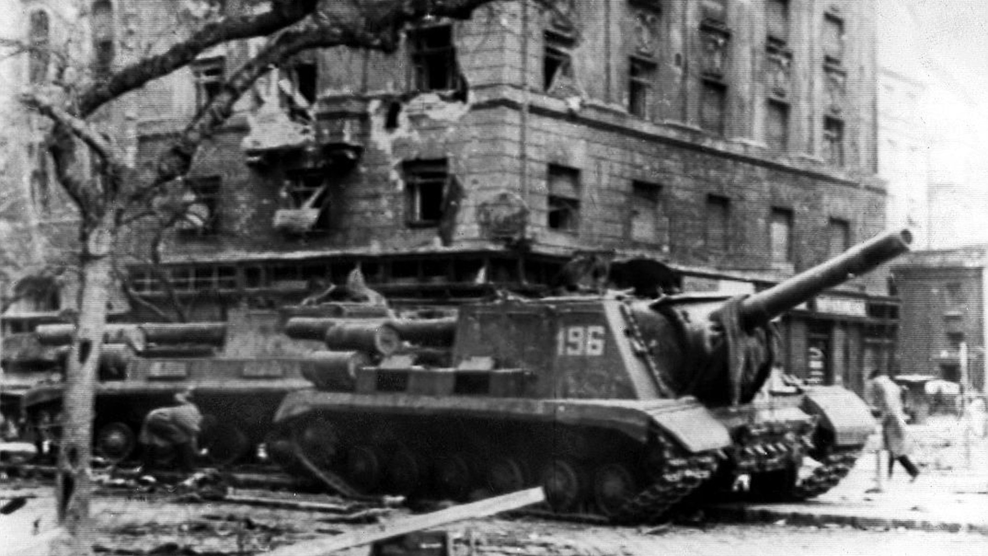 Ein sowjetischer Panzer in Budapest im November 1956. In Melbourne in Kanada fanden die Olympischen Spiele zu diesem Zeitpunkt statt.