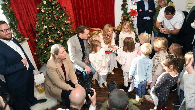 Kindergartenkinder stehen in einer Schlange, um ihre Wunschzettel abzugeben.