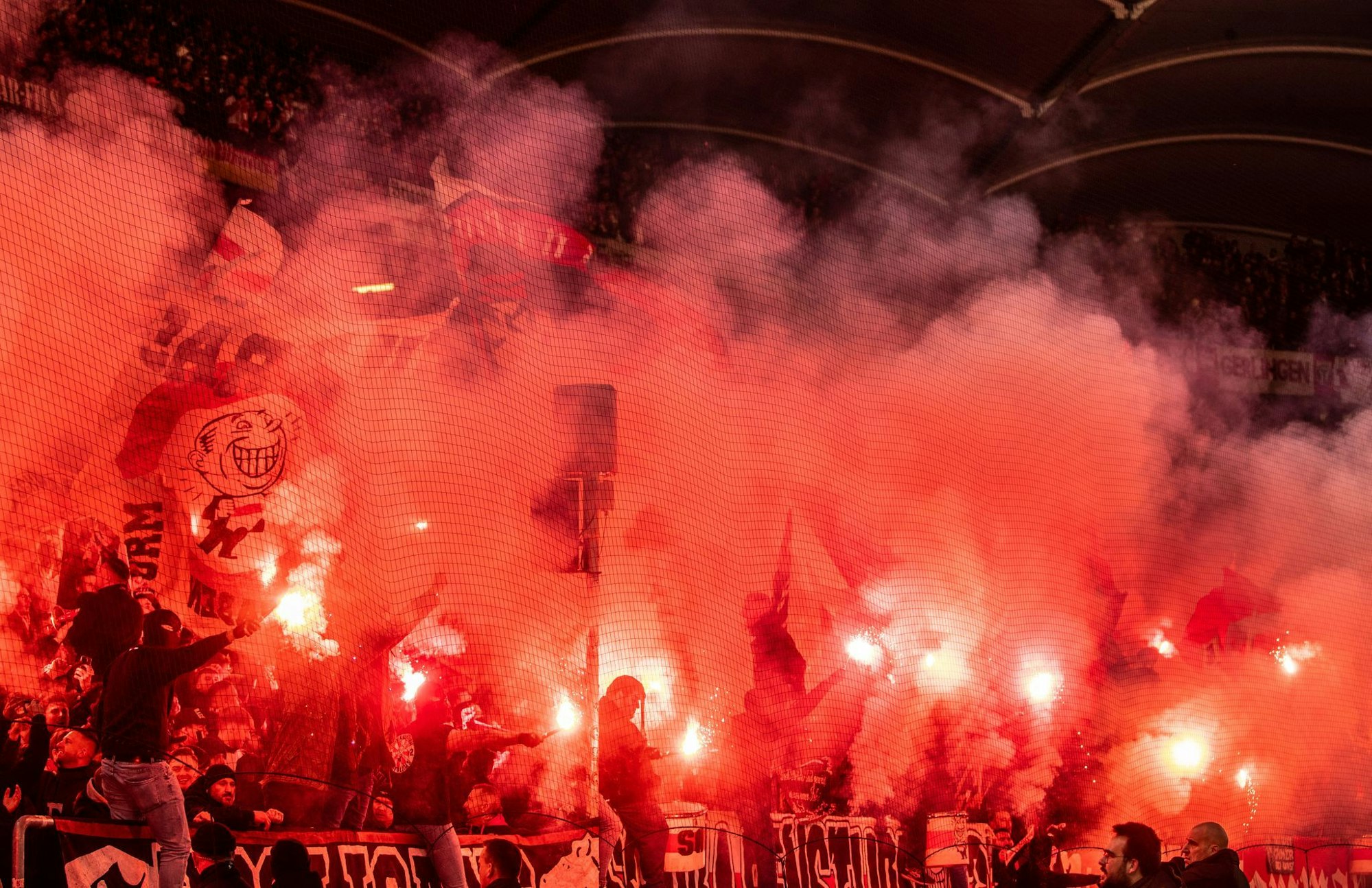 Beim Spiel in Basel brannten die VfB-Fans Feuerwerkskörper ab - ähnlich wie hier bei einem früheren Heimspiel gegen den FC Bayern. (Archiv)