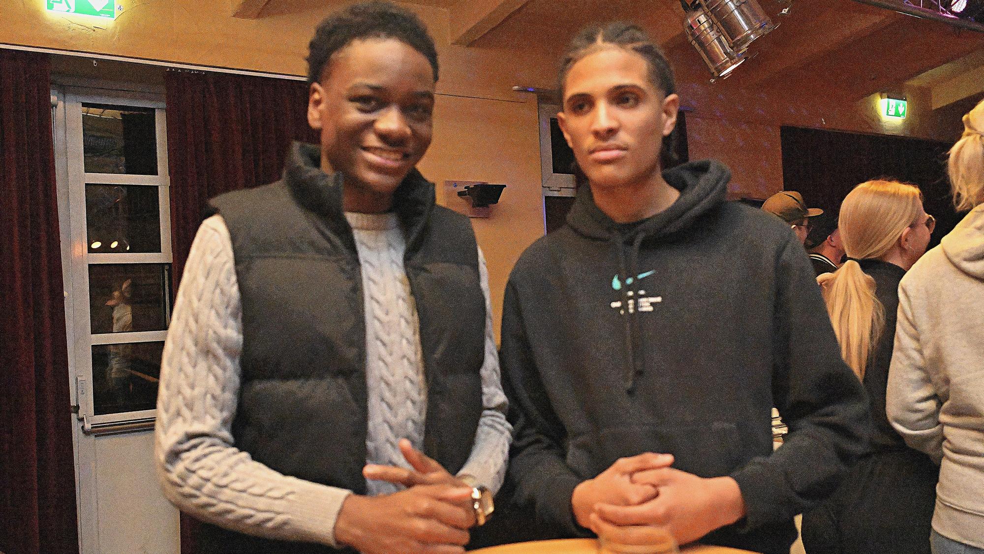Regelmäßige Besucher der Ojo: Israel Yessa (links) und Leroy Francis Jenal.