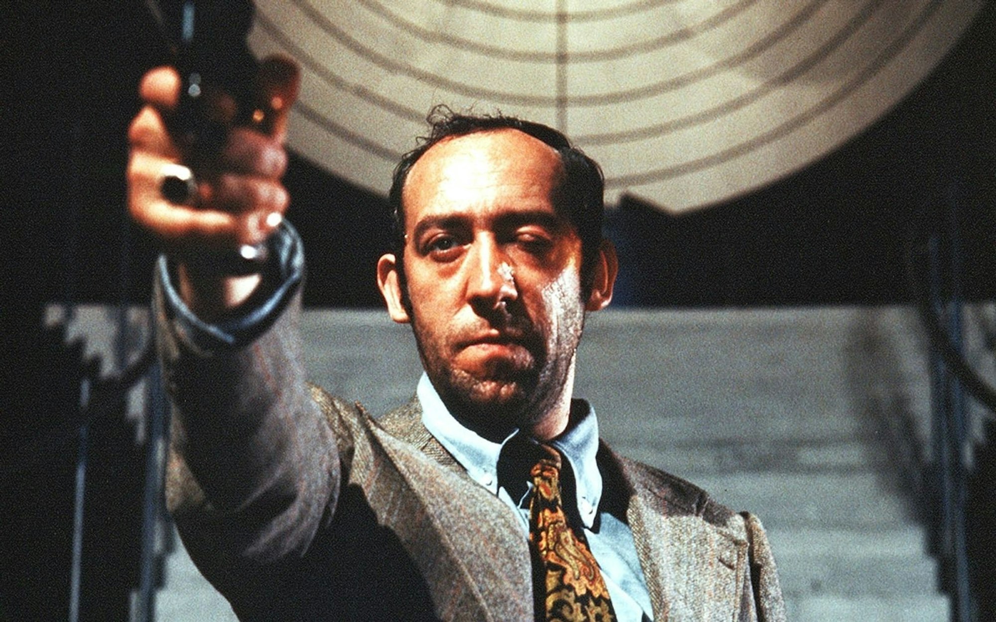 Wenige Jahre, bevor er der Komiker „Didi“ wurde, sorgte Dieter Hallervorden als Chef der Verfolgerbande in Wolfgang Menges „Millionenspiel“ für kalten Angstschweiß. (Bild: WDR)