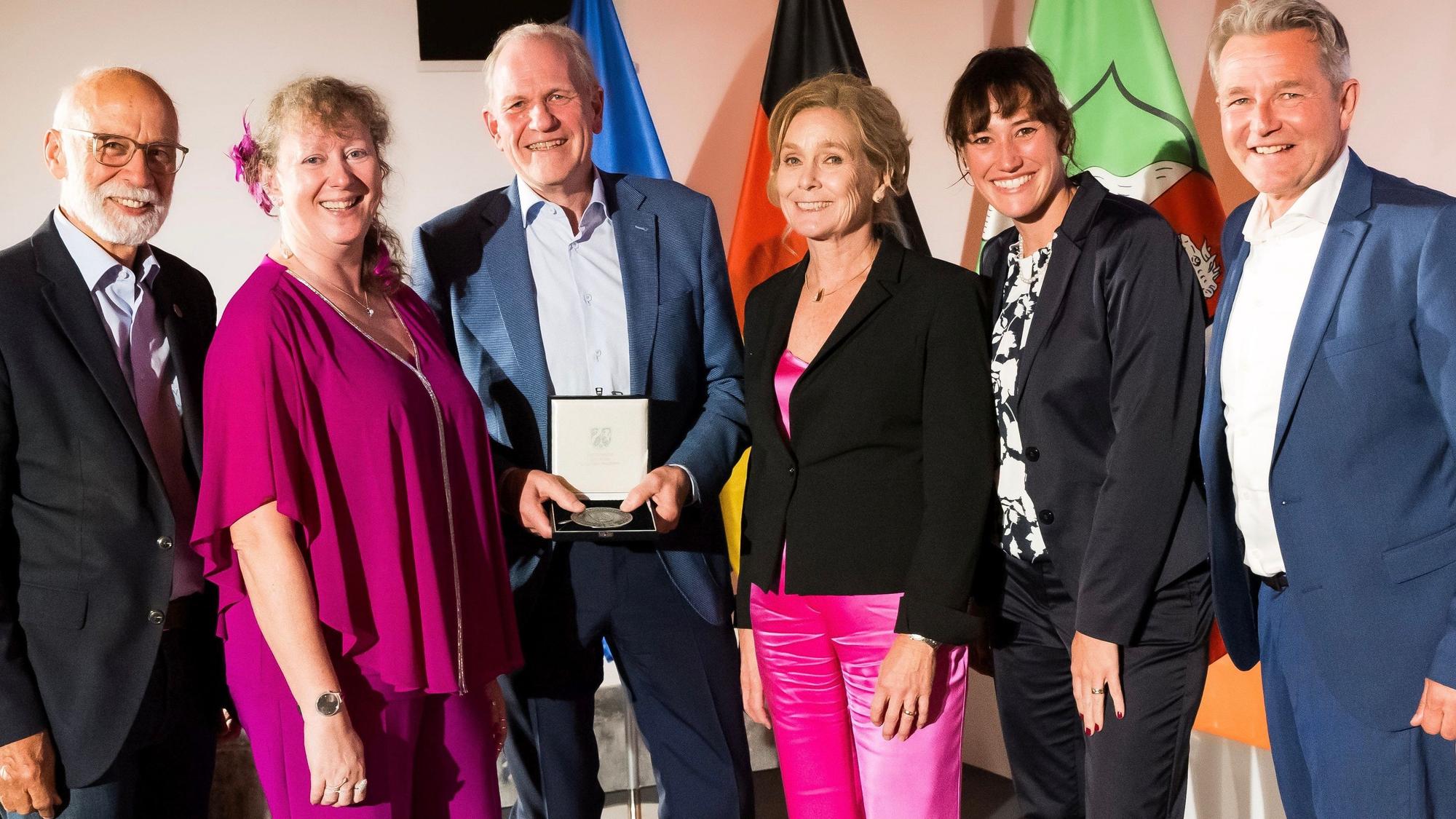 Bei der Ehrung stehen KSB-Vorsitzender Uli Heimann, Staatssekretärin Andrea Milz, Wolfgang Faillard mit Ehefrau Susanne Faillard und Tochter Caroline Schmitz-Faillard sowie KSB-Geschäftsführer Henrik Beuning nebeneinander.