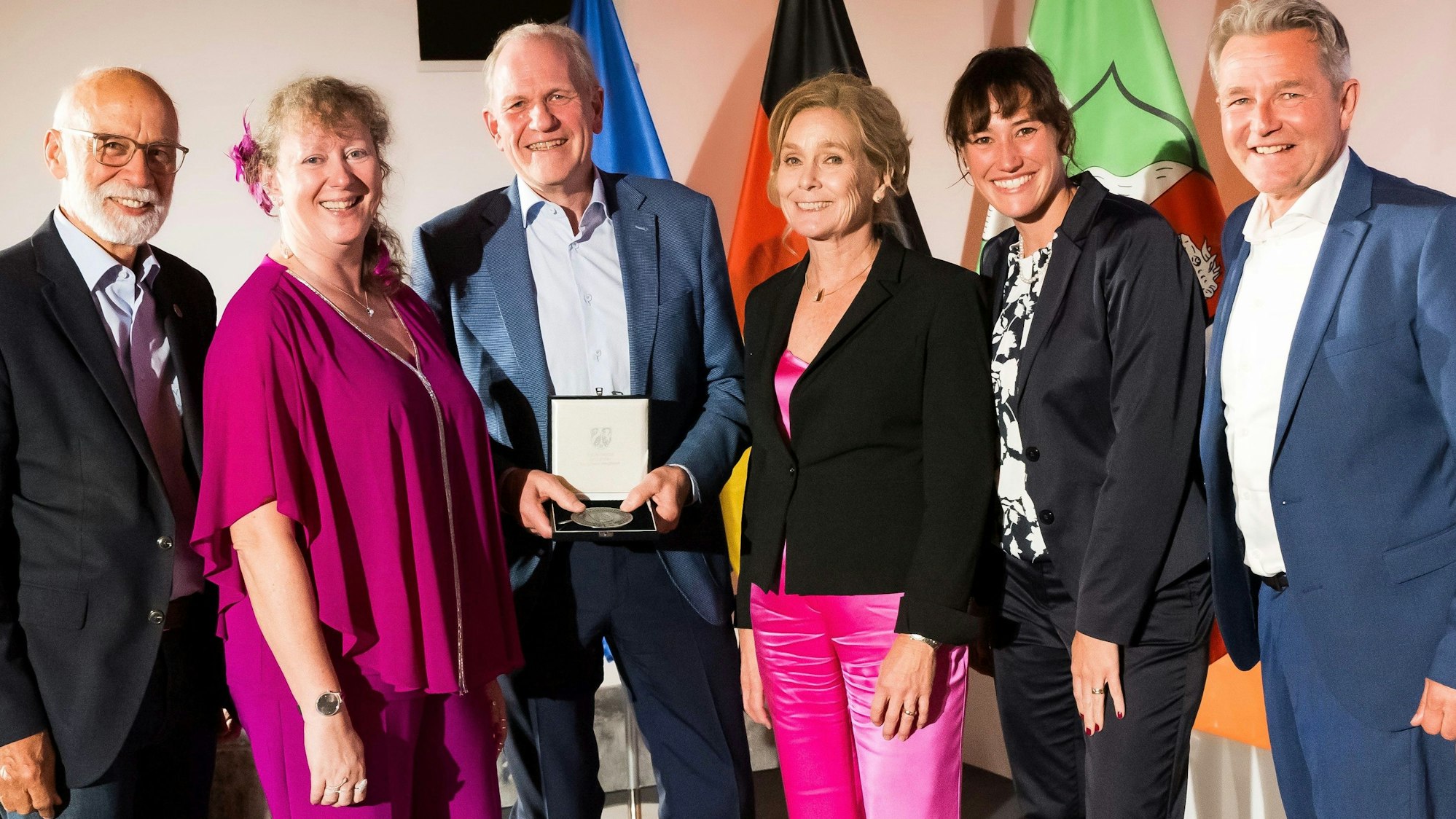 Bei der Ehrung stehen KSB-Vorsitzender Uli Heimann, Staatssekretärin Andrea Milz, Wolfgang Faillard mit Ehefrau Susanne Faillard und Tochter Caroline Schmitz-Faillard sowie KSB-Geschäftsführer Henrik Beuning nebeneinander.