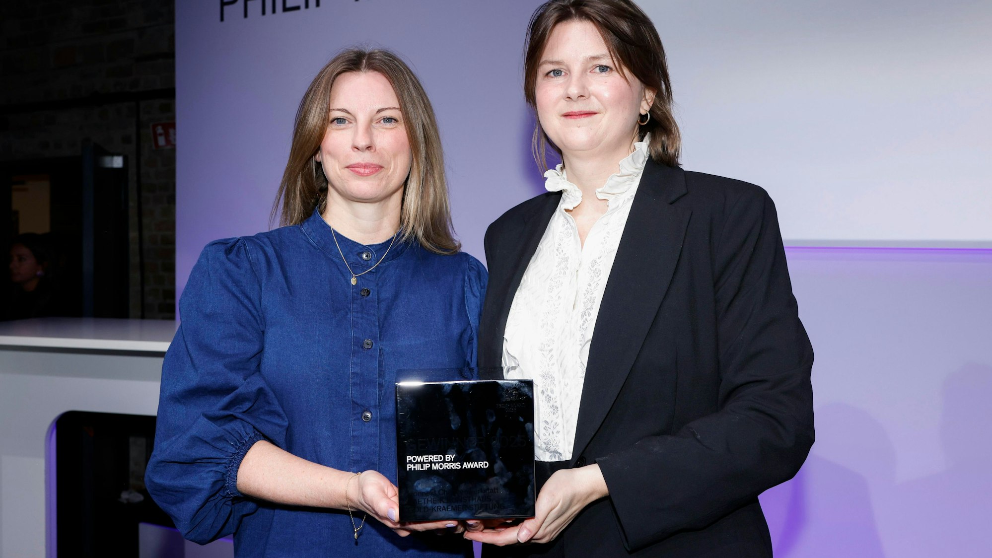 Zu sehen sind Melanie Schmitt und Maren Walter mit dem Philip Morris Award.