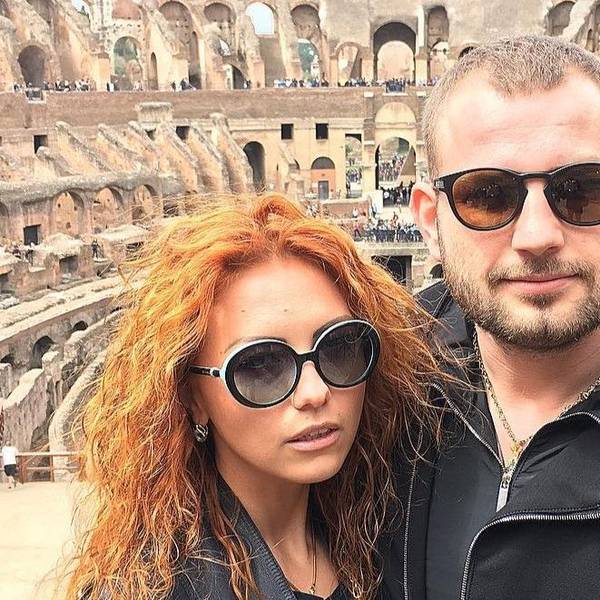 Roman Novak und seine Frau stehen im Kolosseum.