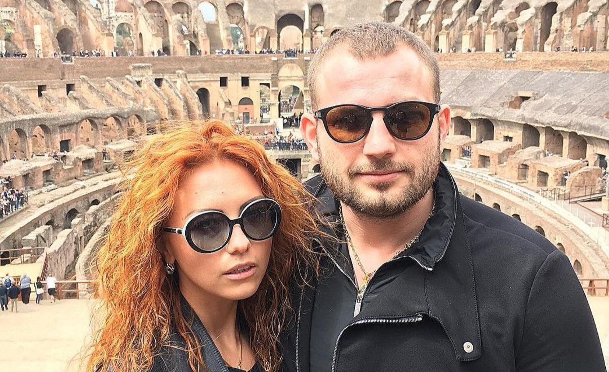 Roman Novak und seine Frau stehen im Kolosseum.