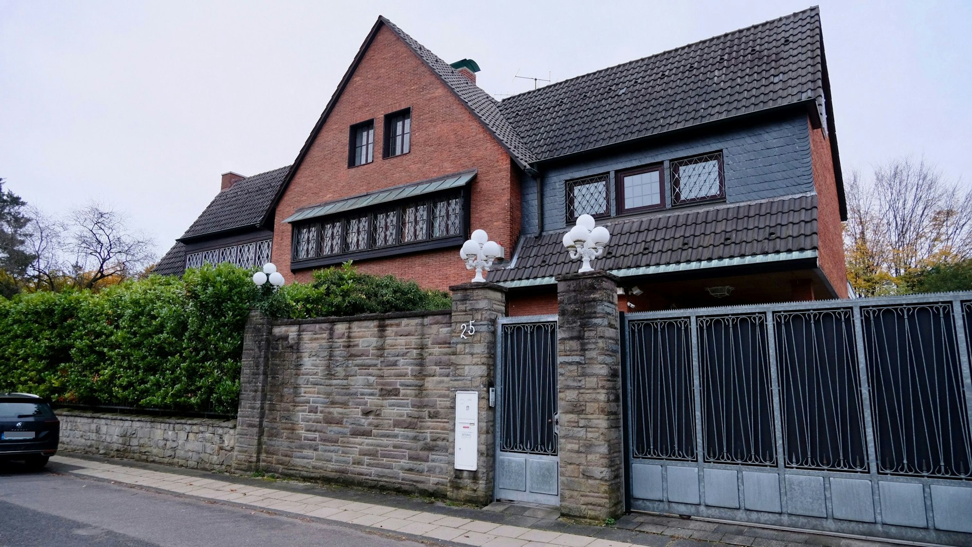Ein Anwesen an der Rotdornstraße 25 soll bald in drei Wohneinheiten umgebaut werden.