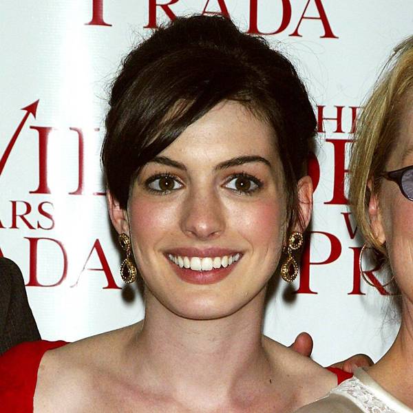 Anne Hathaway und Meryl Streep posieren.