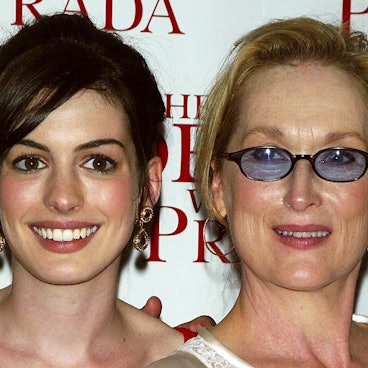 Anne Hathaway und Meryl Streep posieren.