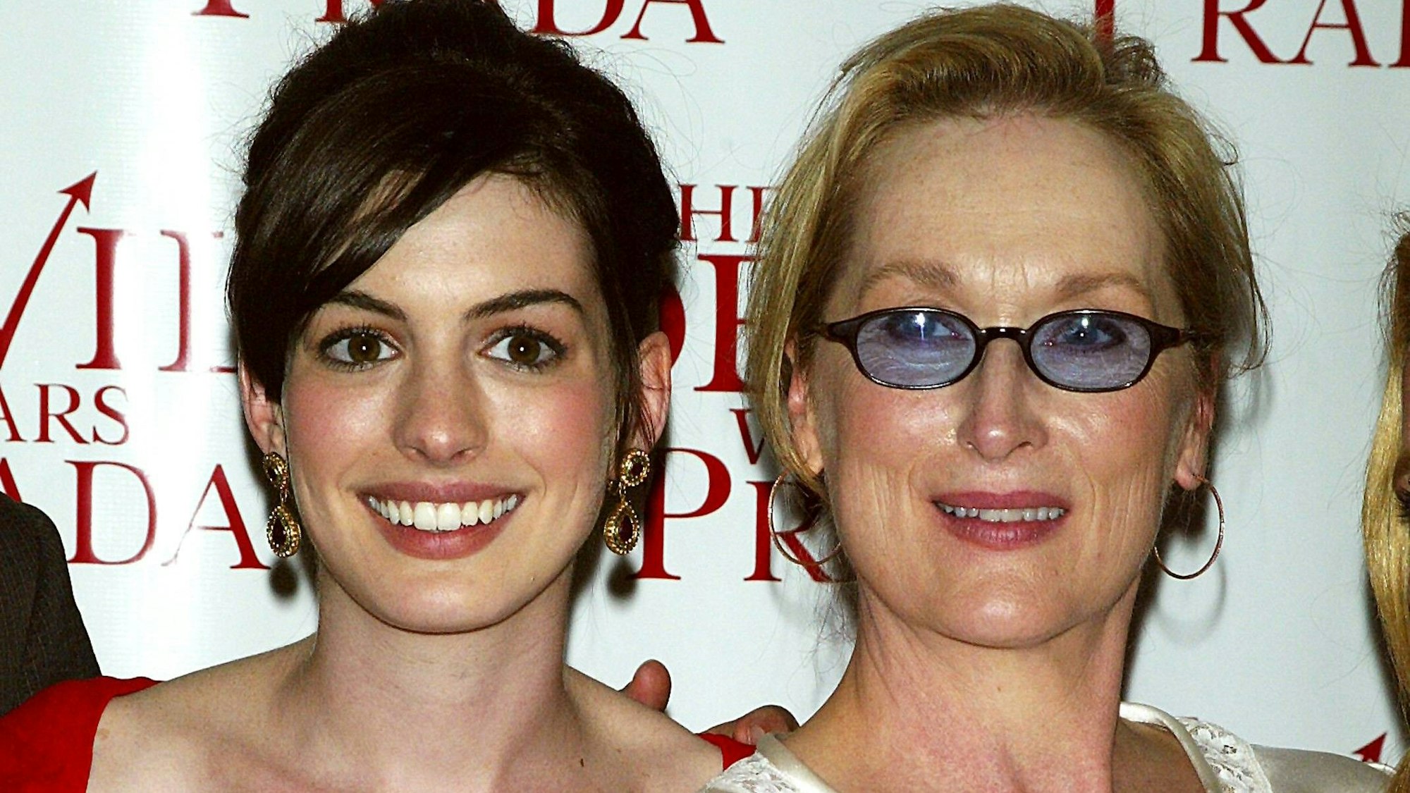 Anne Hathaway und Meryl Streep posieren.