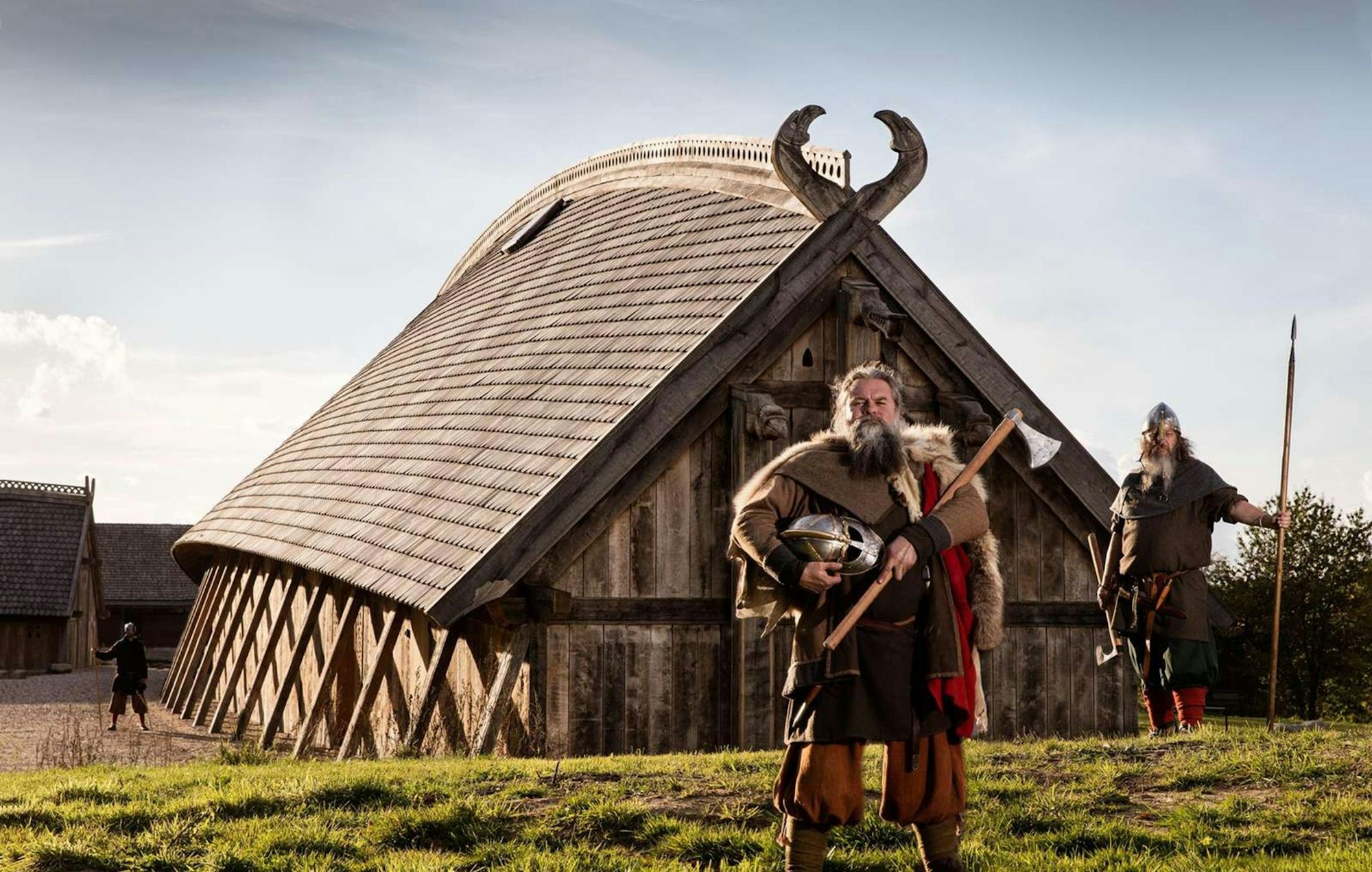 Zeitreise: Als Wikinger verkleidete Schauspieler stehen vor der Königshalle im «Land der Legenden».