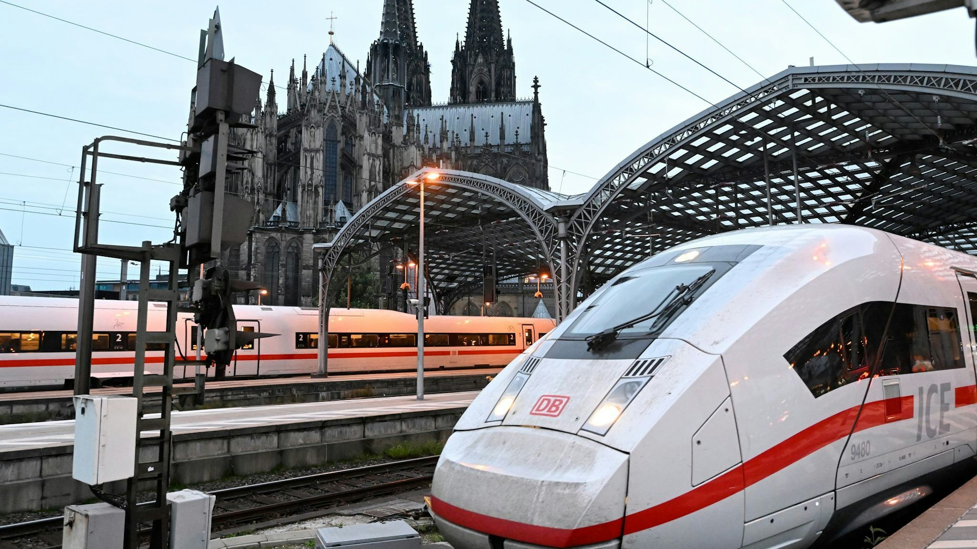 1.300 Züge pro Tag, Hunderttausende Reisende: Der Kölner Hauptbahnhof ist eine zentrale Drehscheibe für den Bahnverkehr. (Archivbild)