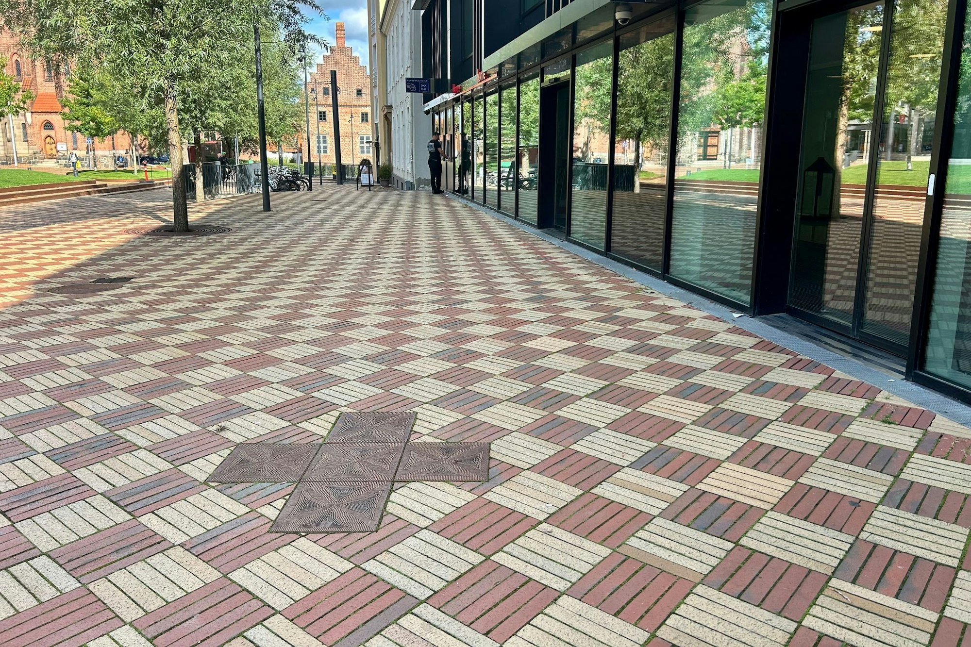 Heute in der Fußgängerzone von Odense: Das Kreuz, das den einstigen Altar und Sterbeort des letzten Wikingerkönigs Knud IV. markiert.