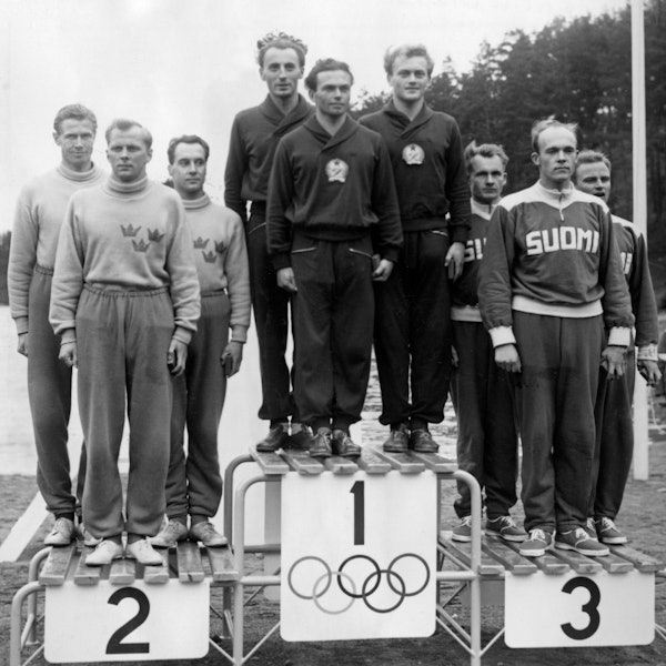 Die Gewinner des modernen Fünfkampf-Teams bei den Olympischen Spielen 1952 in Heslinki. Gábor Benedek (4.v.l.) auf dem Siegerpodest vor der Verleihung der Goldmedaille.