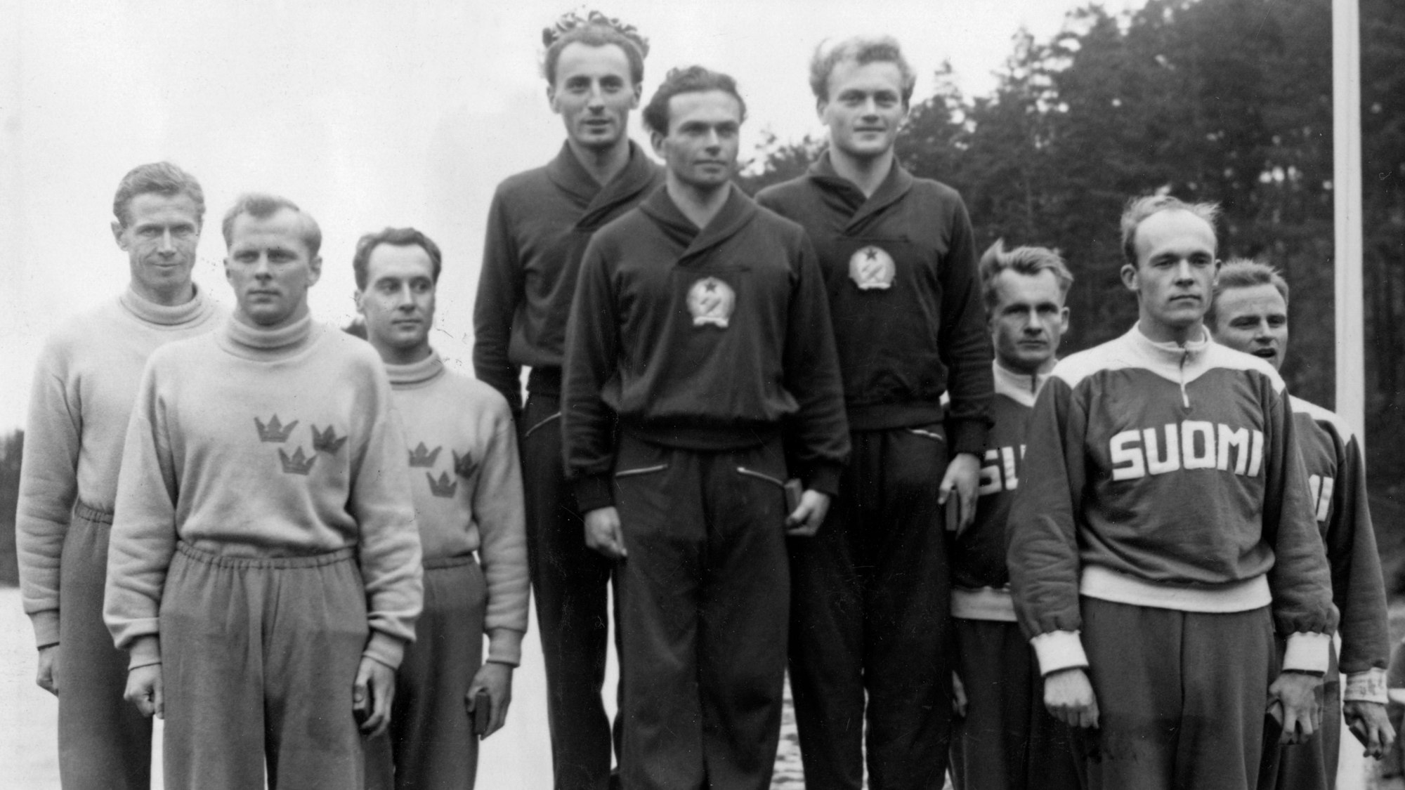 Die Gewinner des modernen Fünfkampf-Teams bei den Olympischen Spielen 1952 in Heslinki. Gábor Benedek (4.v.l.) auf dem Siegerpodest vor der Verleihung der Goldmedaille.