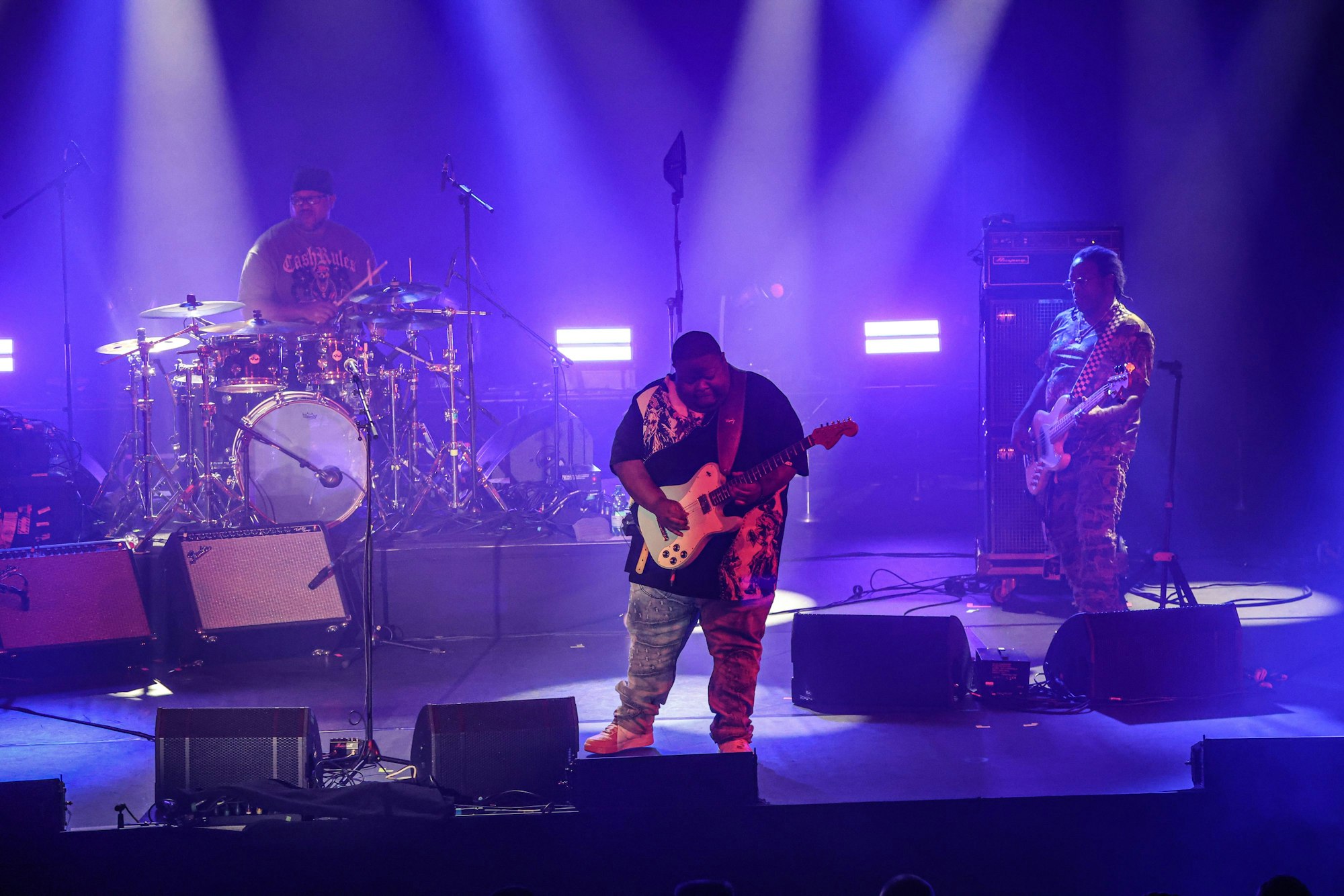 Christone „Kingfish“ Ingram mit Band auf der Bühne des Terrassensaals