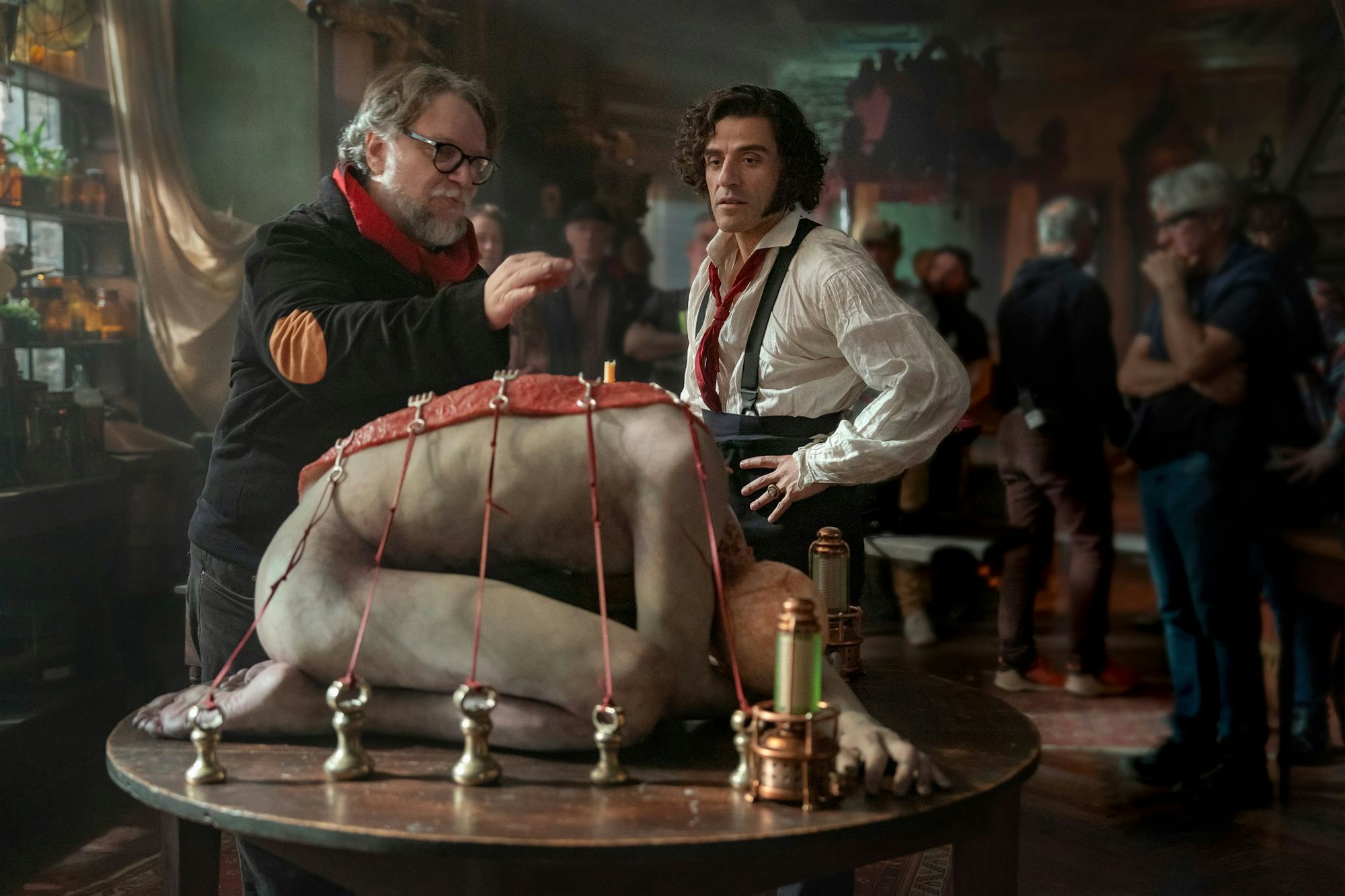 Dieses von Netflix veröffentlichte Bild zeigt Regisseur Guillermo del Toro (links) und und Oscar Isaac am Set von «Frankenstein».