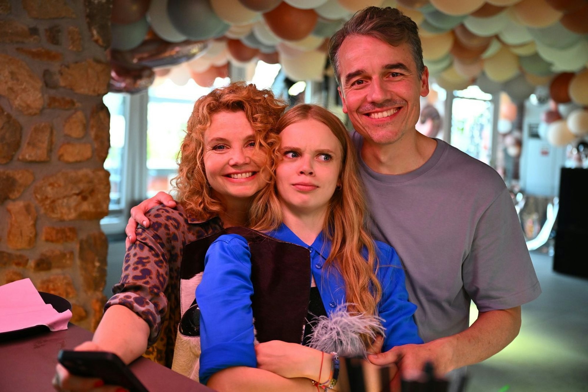 Okay, diese Serienfamilie gibt es nicht wirklich. Annette Frier, links, spielt sich zwar selbst, ist aber in der Serie mit einem Mann verheiratet, der von Schauspieler Alexander Khuon verkörpert wird. Die gemeinsame Tochter wird von Maria Matschke Engel gespielt. Übrigens die Tochter der Schauspieler Matthias Matschke und Judith Engel. (Bild: Joyn/Willi Weber)