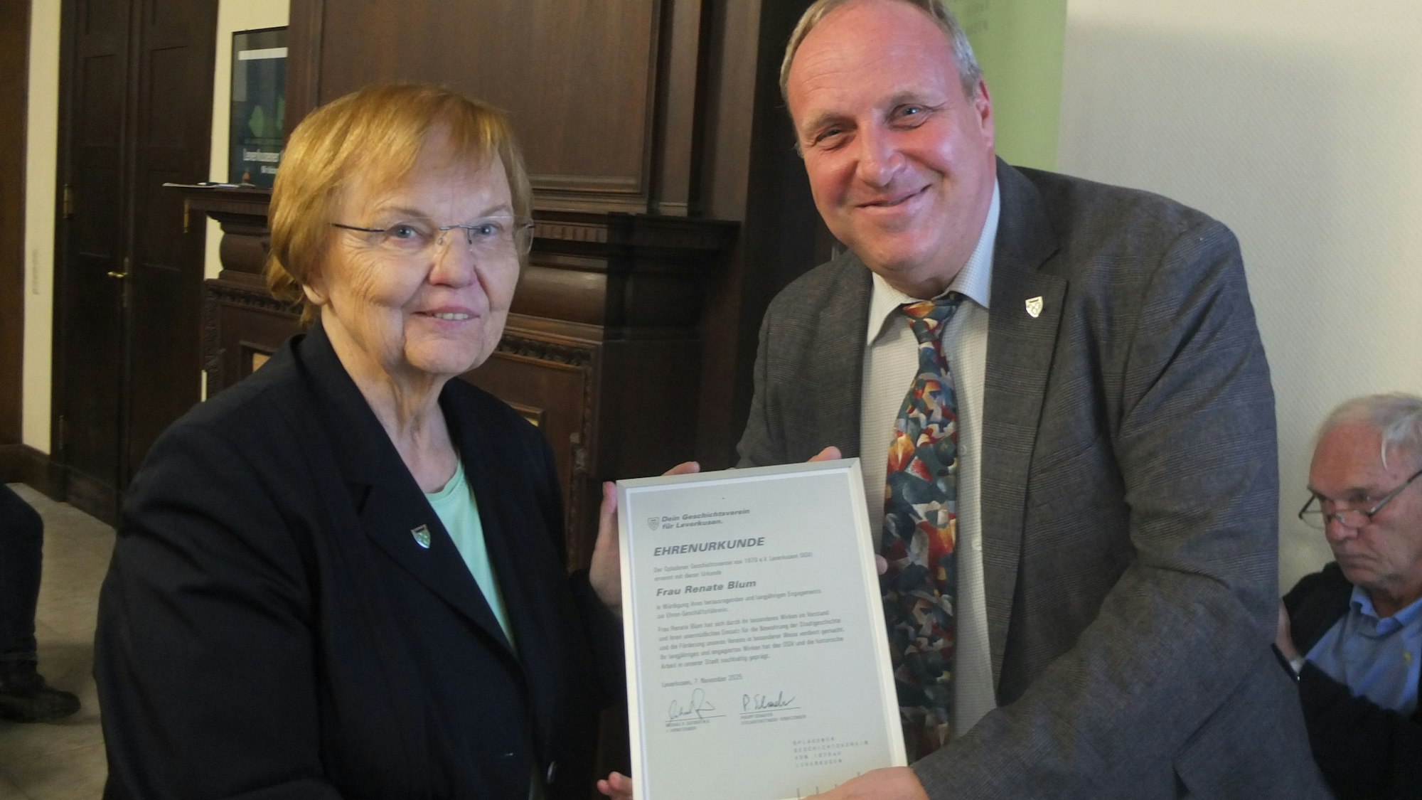 Der OGV-Vorsitzende Michael D. Gutbier ernennt Renate Blum zur „Ehrengeschäftsführerin“.
