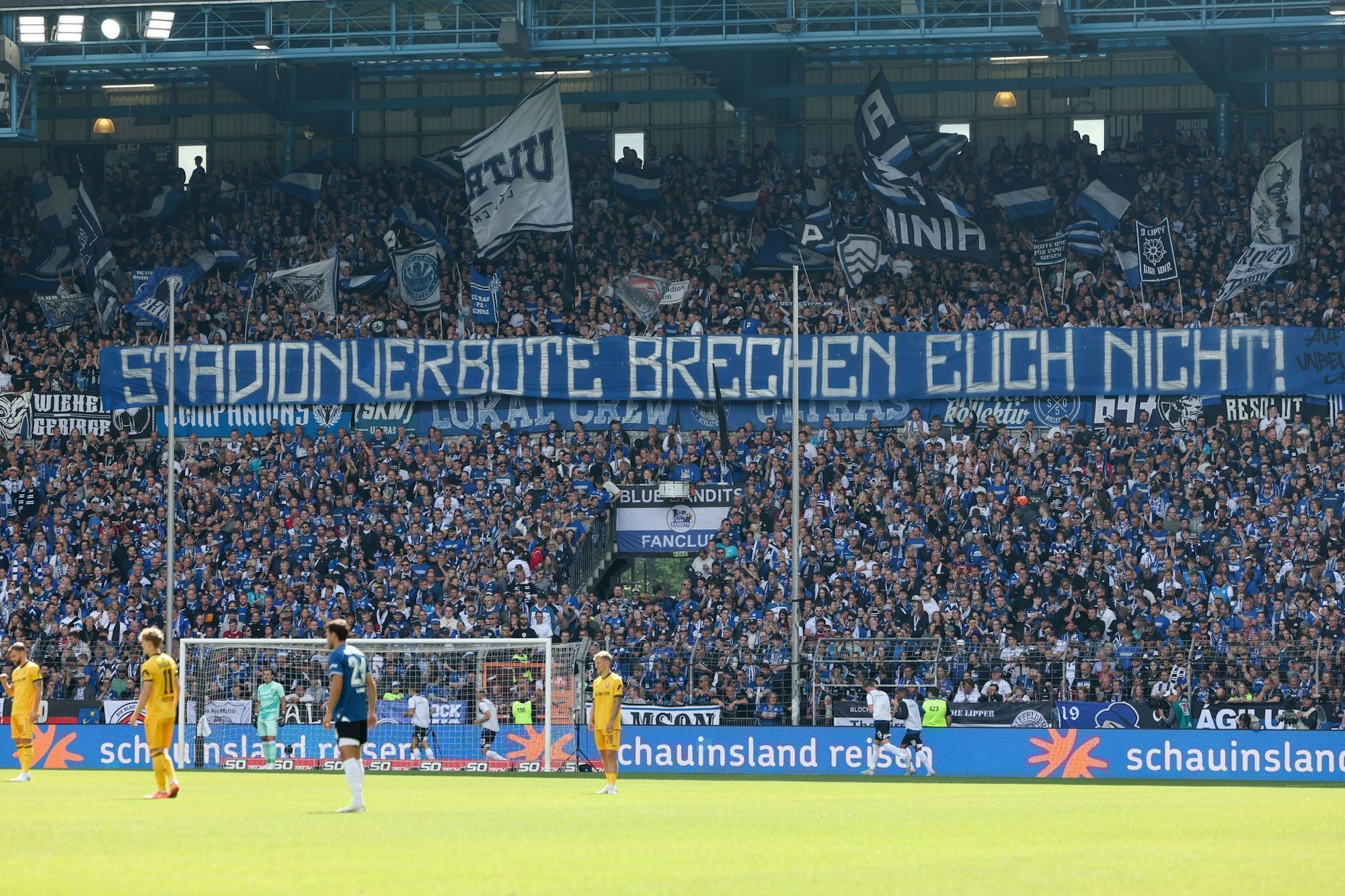 Fans von Arminia Bielefeld zeigen Solidarität mit von Stadionverboten Betroffenen.