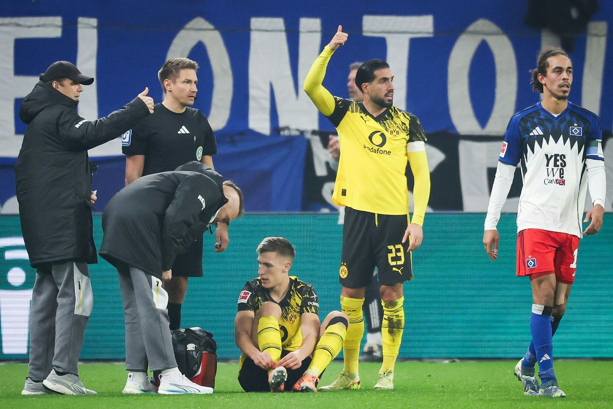 Nico Schlotterbeck (sitzend) hat sich am Fuß verletzt. (Archivbild)