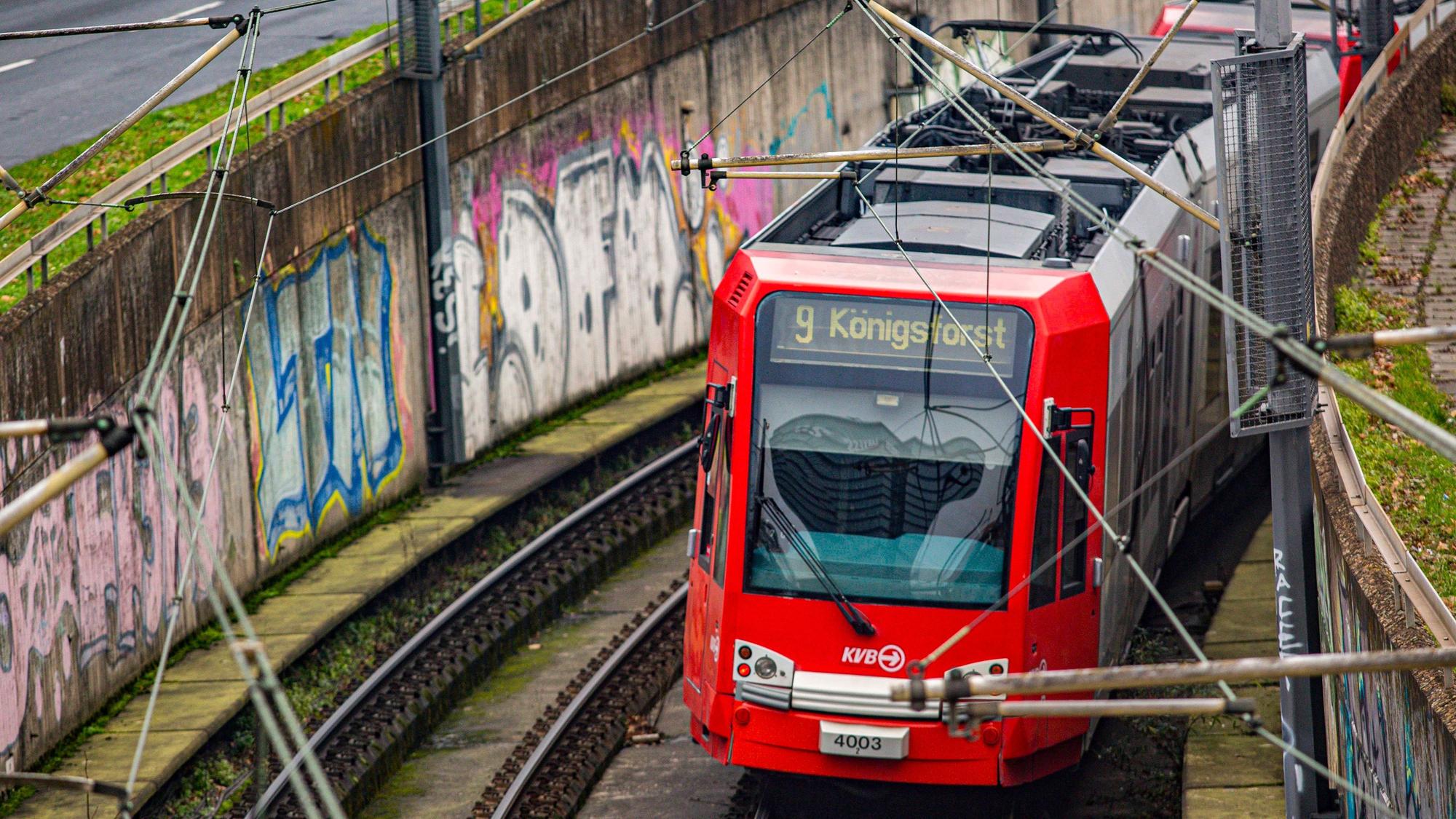 Die Linie 9 führt vom Königsforst über Deutz und die Innenstadt bis nach Sülz. Aber nicht im Sommer. (Archivbild)