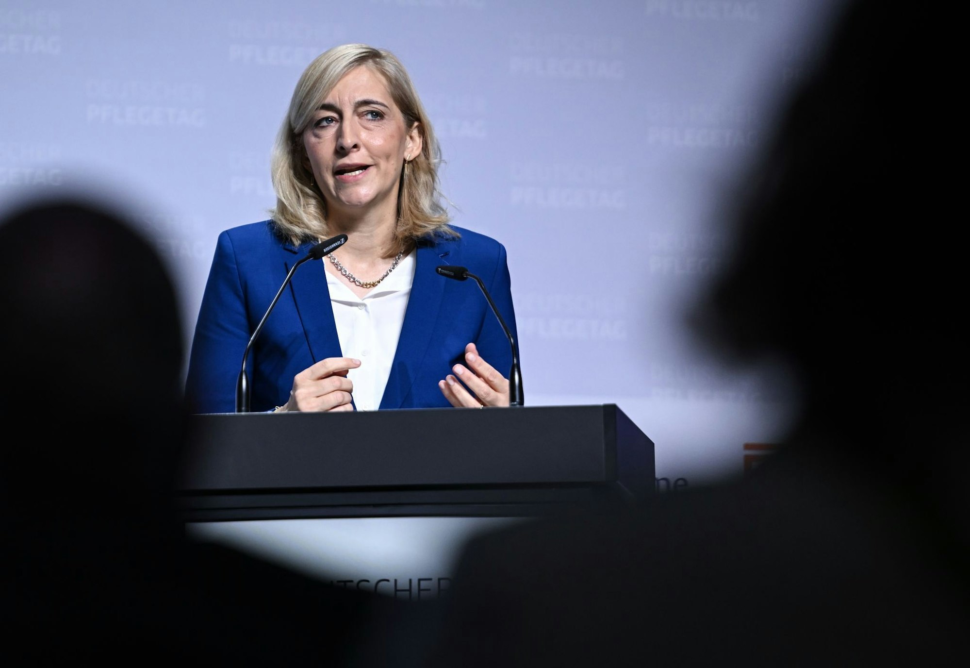 Gesundheitsministerin Nina Warken (CDU) will die Kosten im Gesundheitssystem begrenzen (Archivbild)